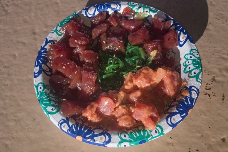 1024px-Poke_bowl_Maui_Hawaii_(45689701672)